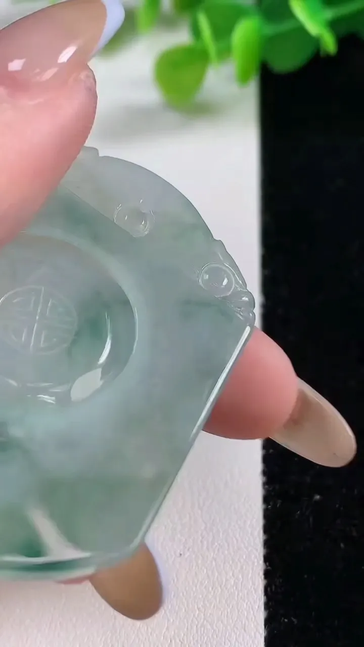 天然A货翡翠冰种飘花仿古无事牌吊坠，尺寸50-43-4.3，重量:21.91g
11月11日