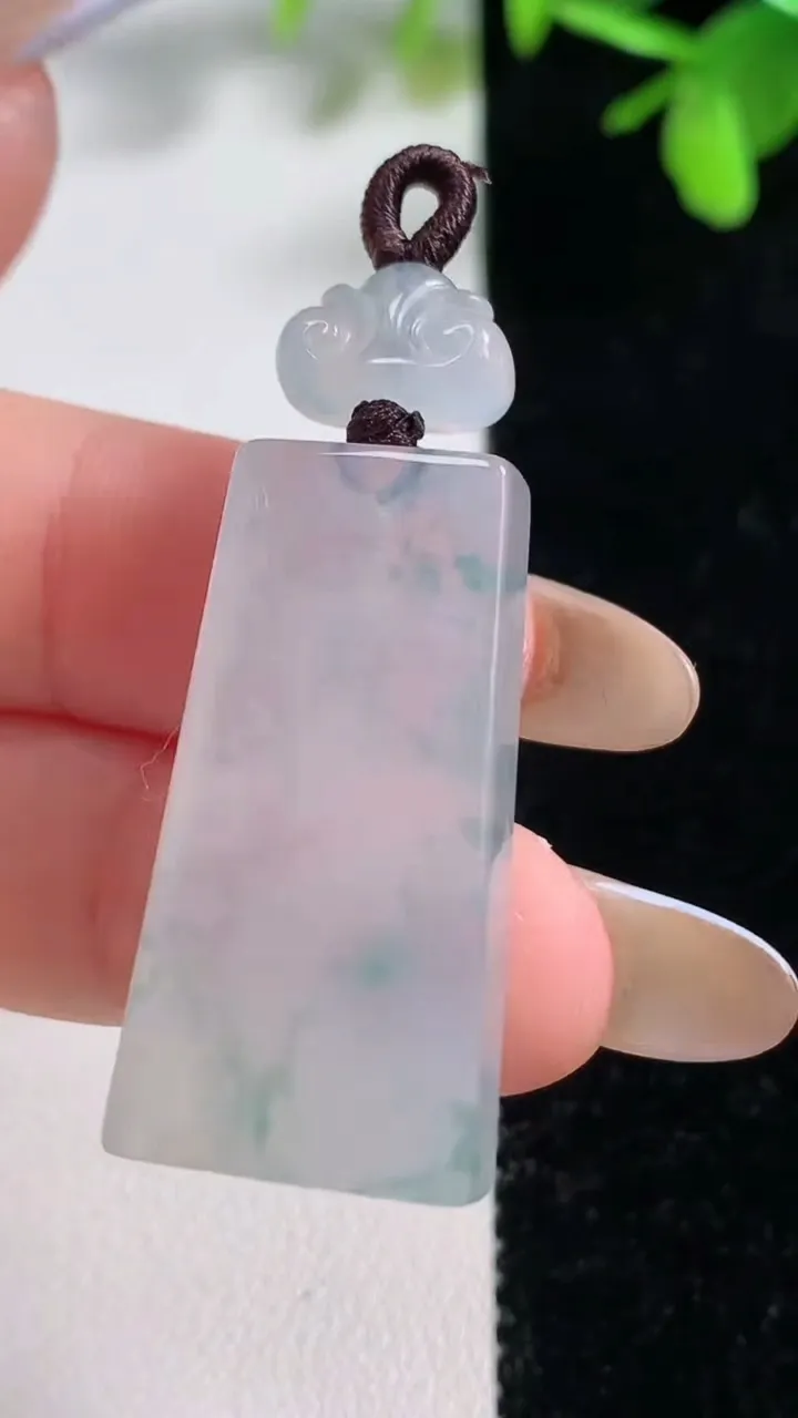 天然A货翡翠冰种飘花无事牌吊坠，尺寸32-16.2-6，重量:10.08g
11月11日