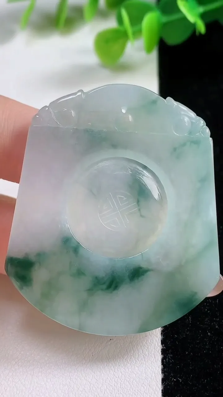 天然A货翡翠冰种飘花仿古无事牌吊坠，尺寸50-43-4.3，重量:21.91g
11月11日