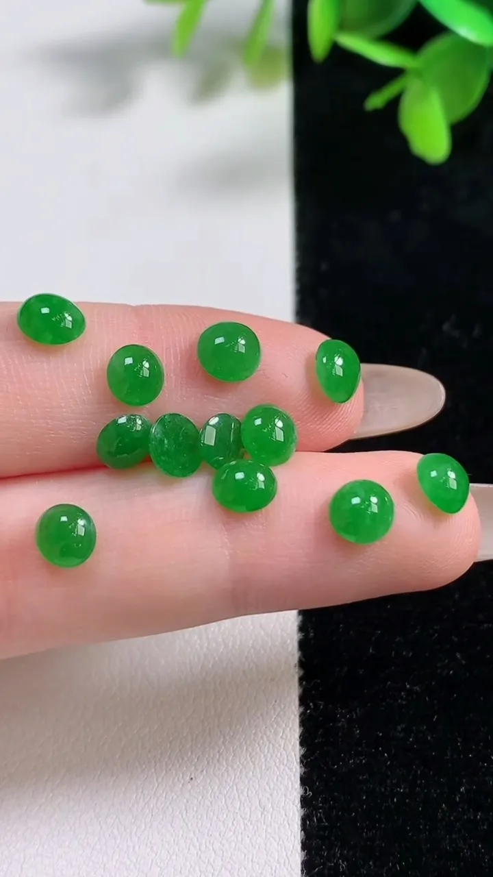 天然A货翡翠蛋面镶嵌件一手，尺寸5.9-4.3-2.6，重量:3.00g
11月11日