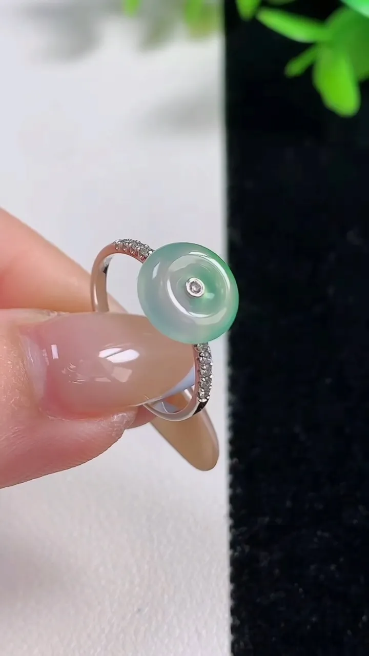 天然A货翡翠平安扣戒指，尺寸17-9.2-2.7，重量:1.73g2025年11月11日
工厂直销收藏佳品,种好水足，色泽均匀，有种有色，上手高大气！