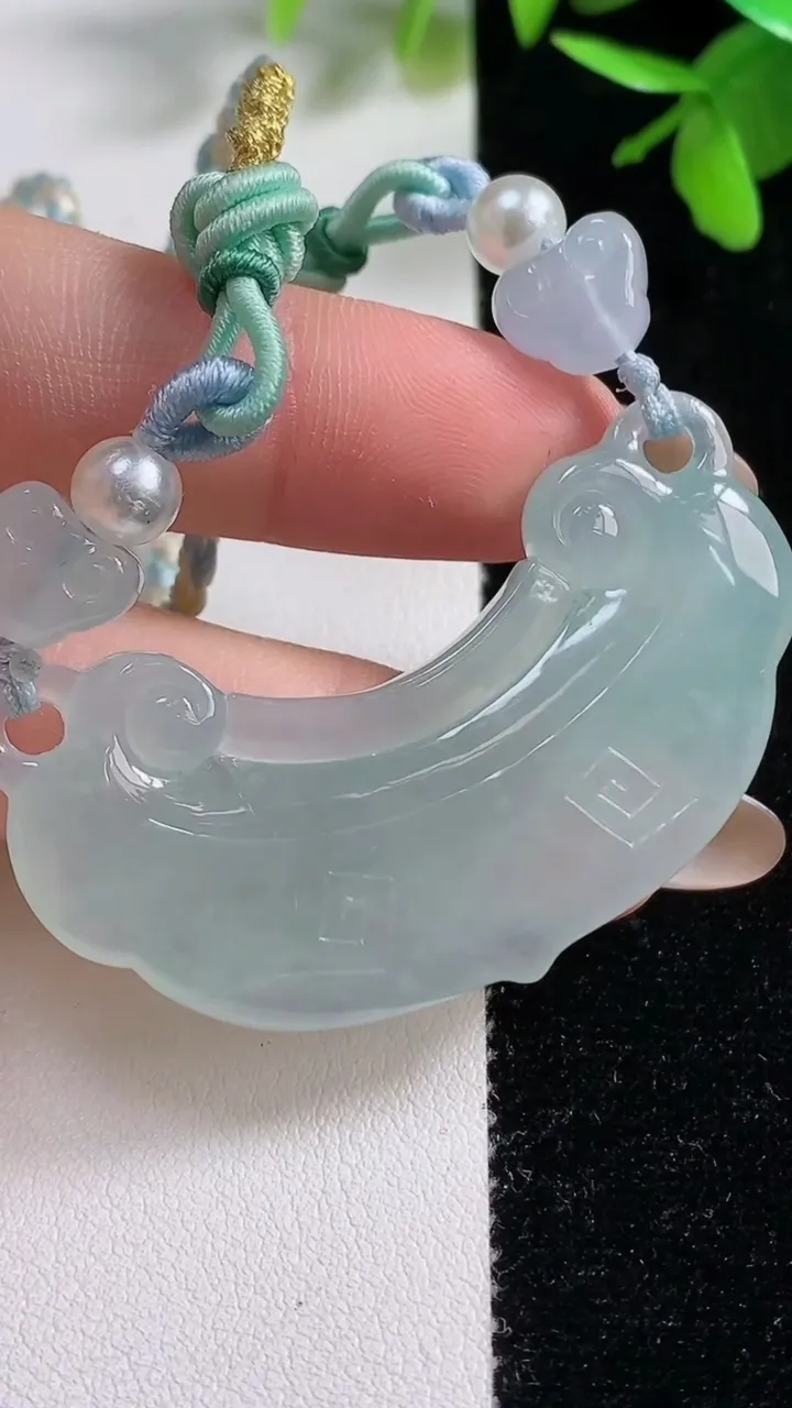 天然A货翡翠如意锁吊坠，尺寸51.7-19.7-5.5，重量:20.22g
11月11日