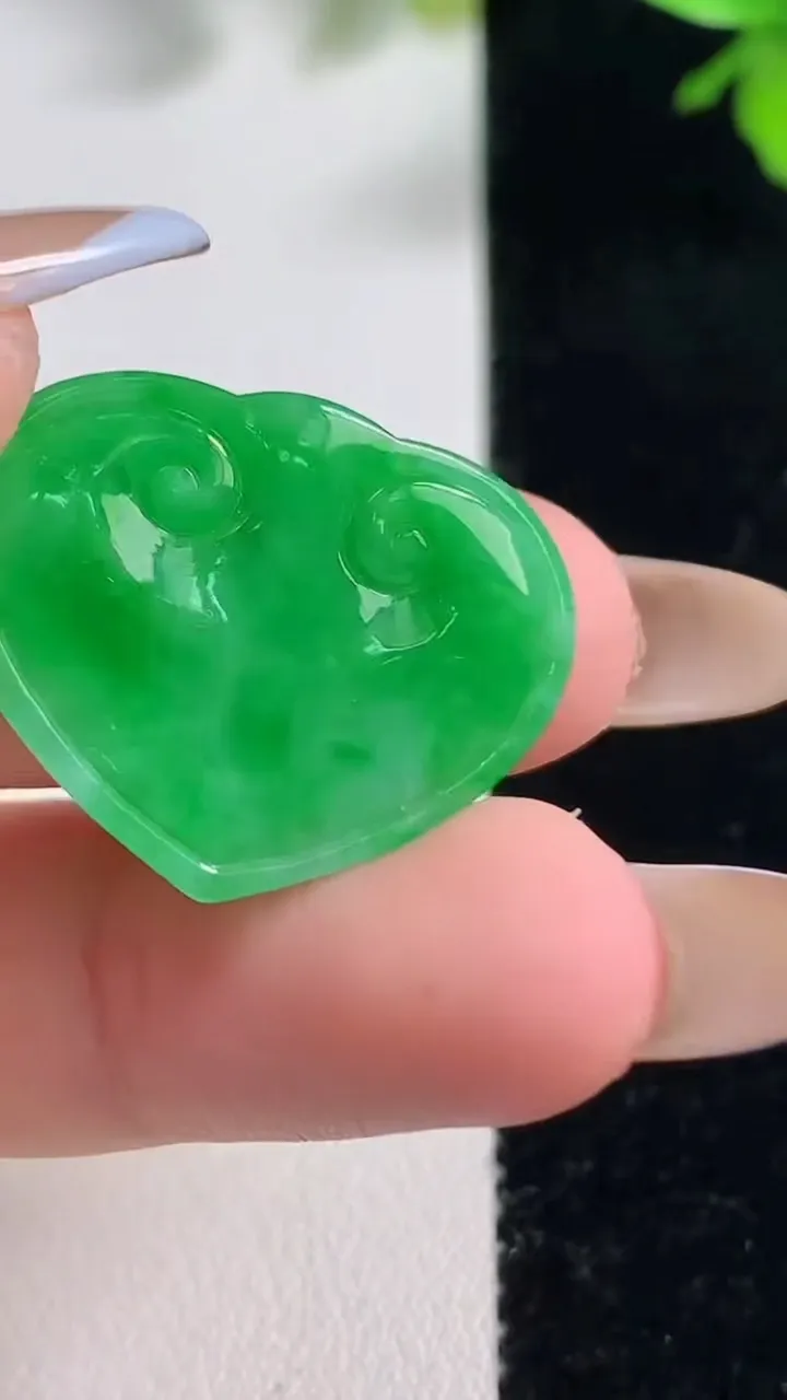 天然A货翡翠如意头吊坠镶嵌件，尺寸20.6-26.5-2.8，重量:3.39g
11月11日