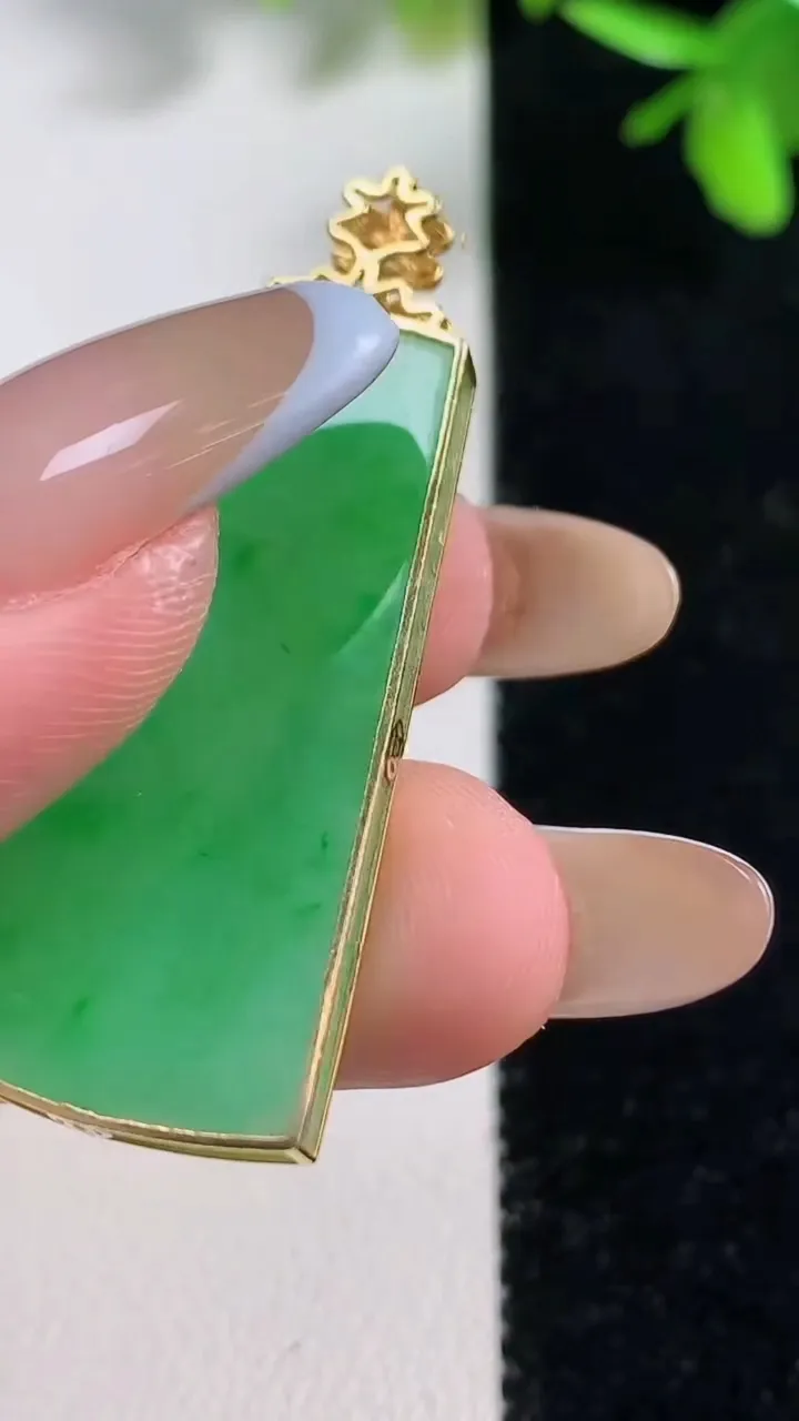 天然A货翡翠无事牌吊坠，尺寸35.3-17.4-3.2，重量:5.38g
11月11日