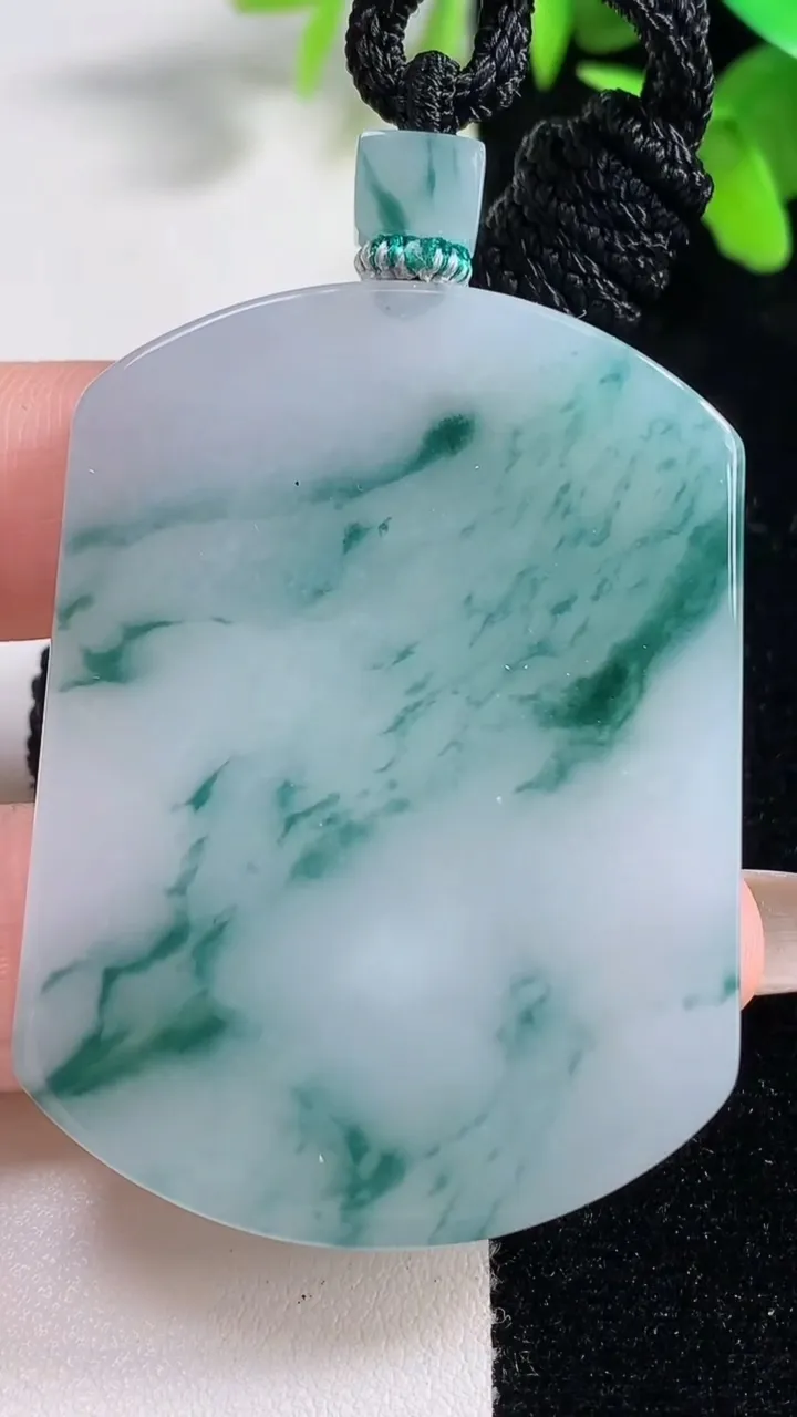 天然A货翡翠冰种飘花无事牌吊坠，尺寸52-39-6.1，重量:38.20g
11月11日