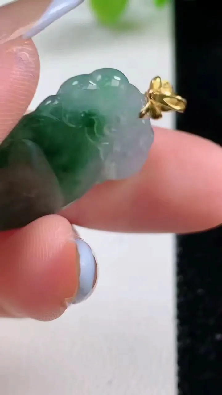 天然A货翡翠福瓜吊坠，尺寸28-17.6-4.9，重量:5.16g
11月11日