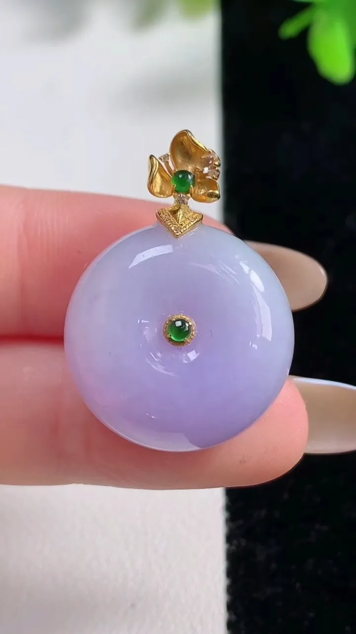 天然A货翡翠种春带彩 紫罗路路通 平安扣吊坠，尺寸21.2-12，重量:12.19g
11月11日