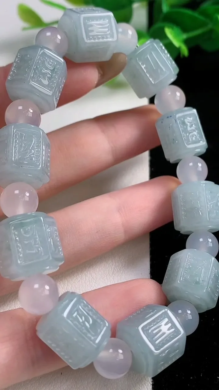 天然A货翡翠冰种飘花六字真言 路路通手串10颗，尺寸11.6-12.3，重量:51.30g
11月11日