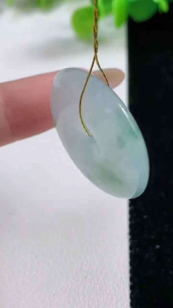 天然A货翡翠冰种飘花平安扣吊坠，尺寸28-6，重量:10.00g
11月11日