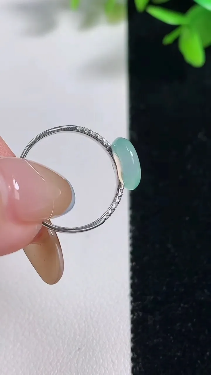 天然A货翡翠平安扣戒指，尺寸17-9.2-2.7，重量:1.73g2025年11月11日
工厂直销收藏佳品,种好水足，色泽均匀，有种有色，上手高大气！