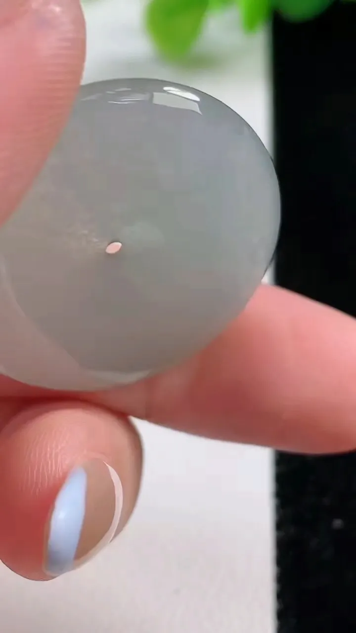 天然A货翡翠平安扣吊坠，尺寸29-4.8，重量:8.55g
11月11日