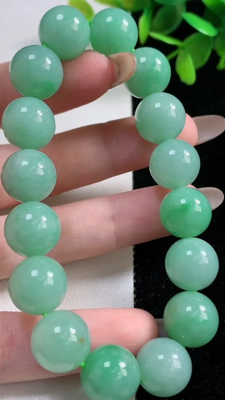 天然A货翡翠圆珠手串16颗，尺寸12.2，重量:52.52g11月11日
工厂直销收藏佳品,种好水足，色泽均匀，有种有色，上手高大气！