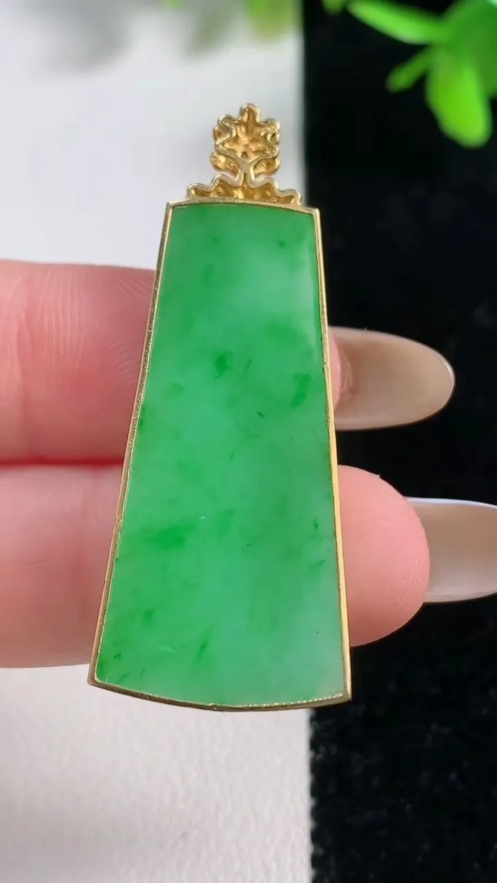 天然A货翡翠无事牌吊坠，尺寸35.3-17.4-3.2，重量:5.38g
11月11日