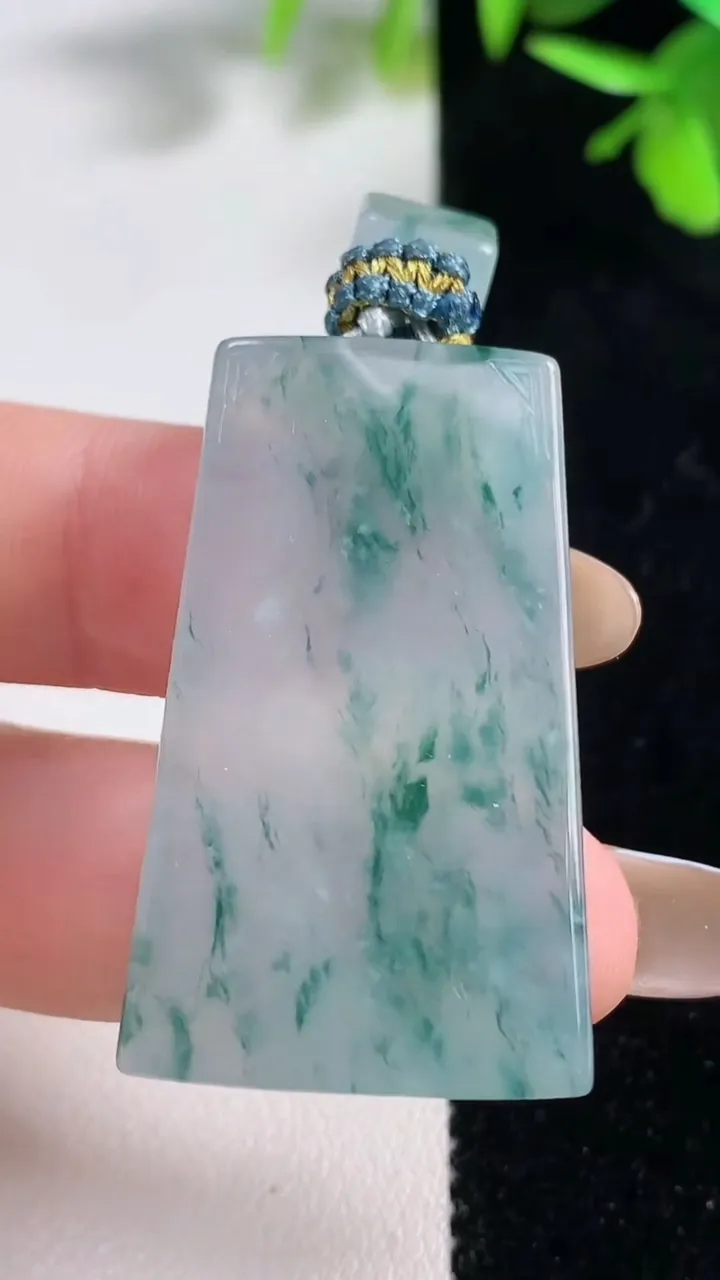 天然A货翡翠冰种飘花无事牌吊坠，尺寸38-22-6，重量:17.08g
11月11日