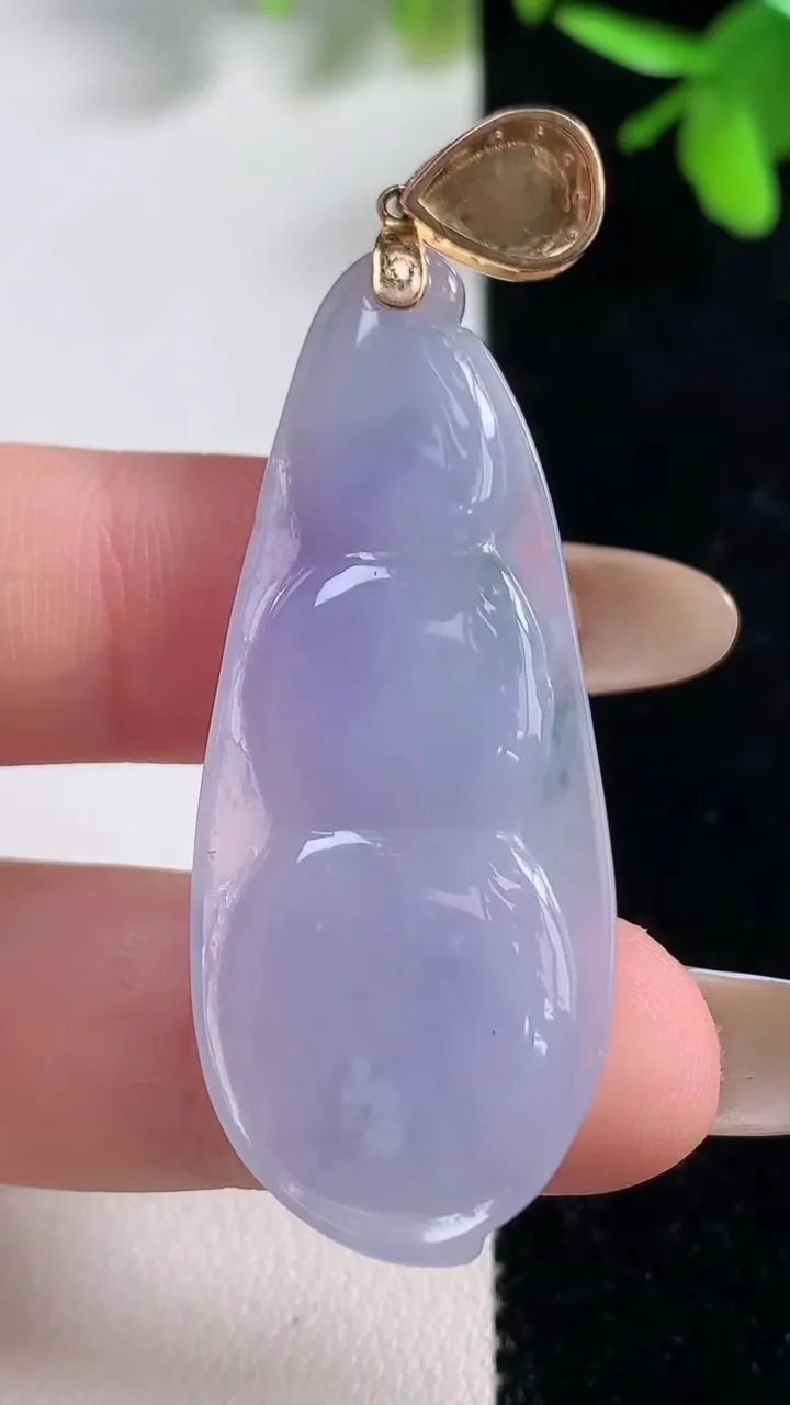 天然A货翡翠种紫罗兰 飘花福豆吊坠，尺寸45.2-18.3-7，重量:10.84g
11月11日