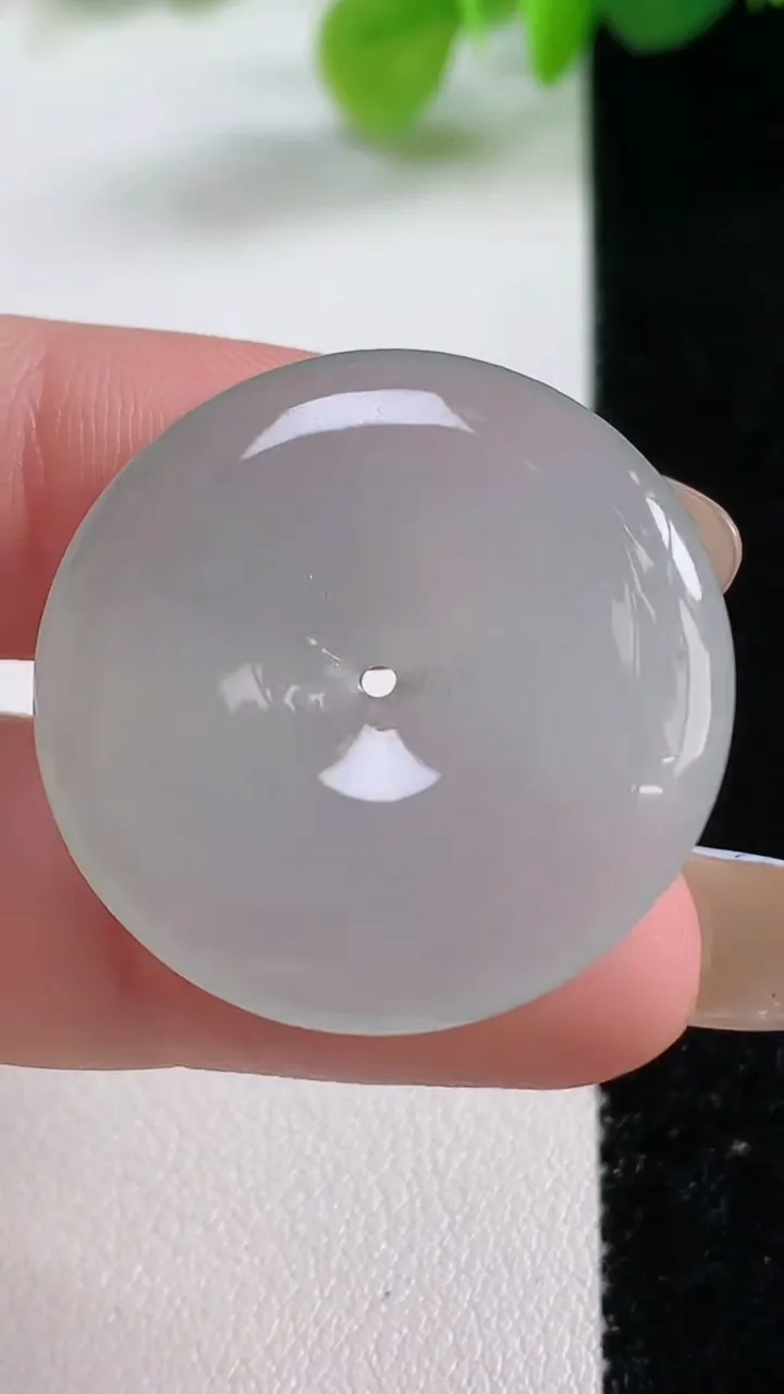 天然A货翡翠平安扣吊坠，尺寸29-4.8，重量:8.55g
11月11日