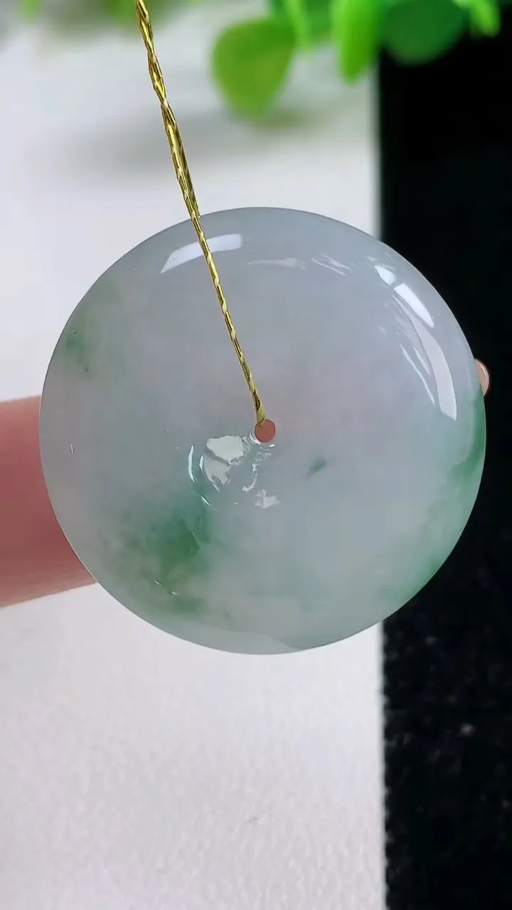 天然A货翡翠冰种飘花平安扣吊坠，尺寸28-6，重量:10.00g
11月11日