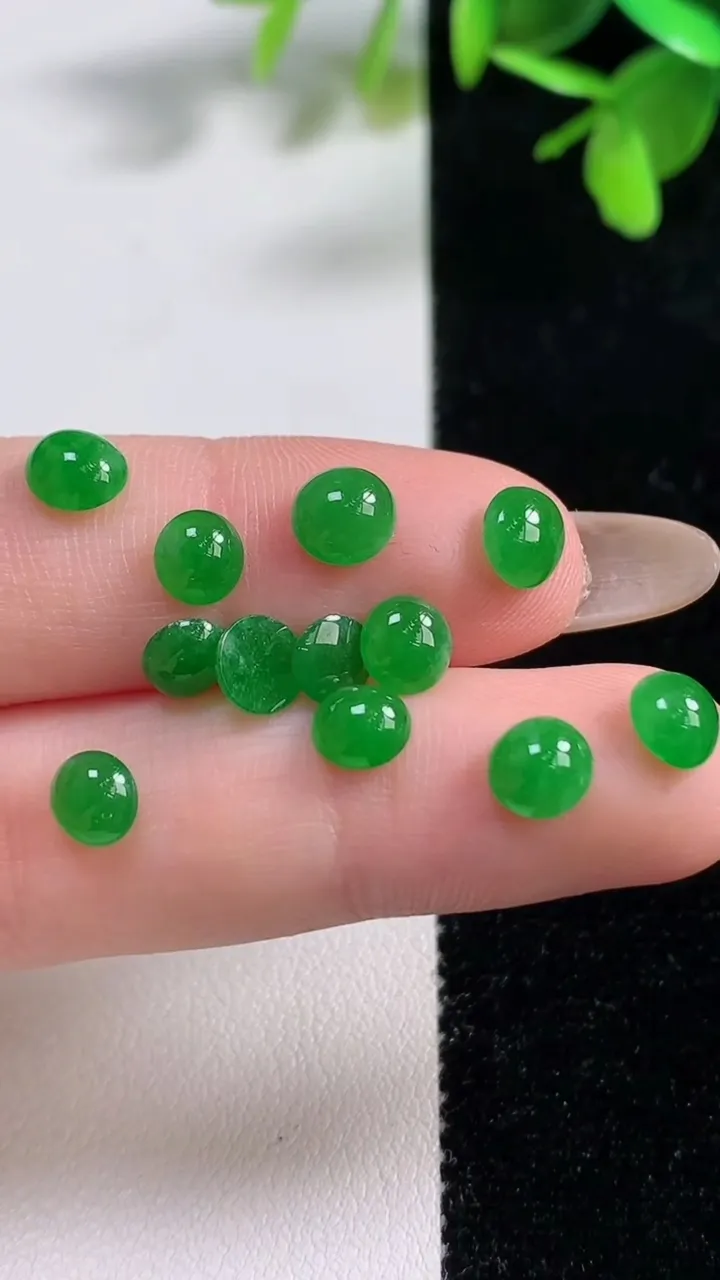 天然A货翡翠蛋面镶嵌件一手，尺寸5.9-4.3-2.6，重量:3.00g
11月11日