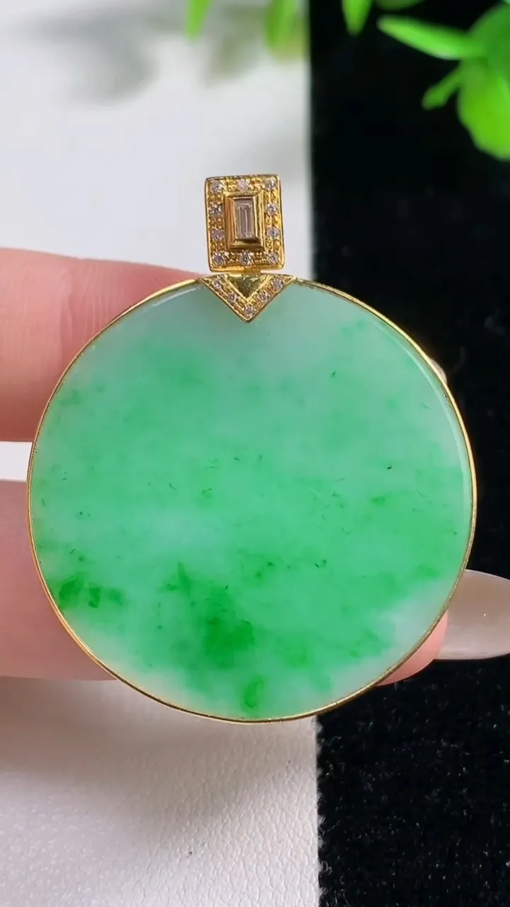 天然A货翡翠无事牌吊坠，尺寸33.8-3.8，重量:12.13g
11月11日