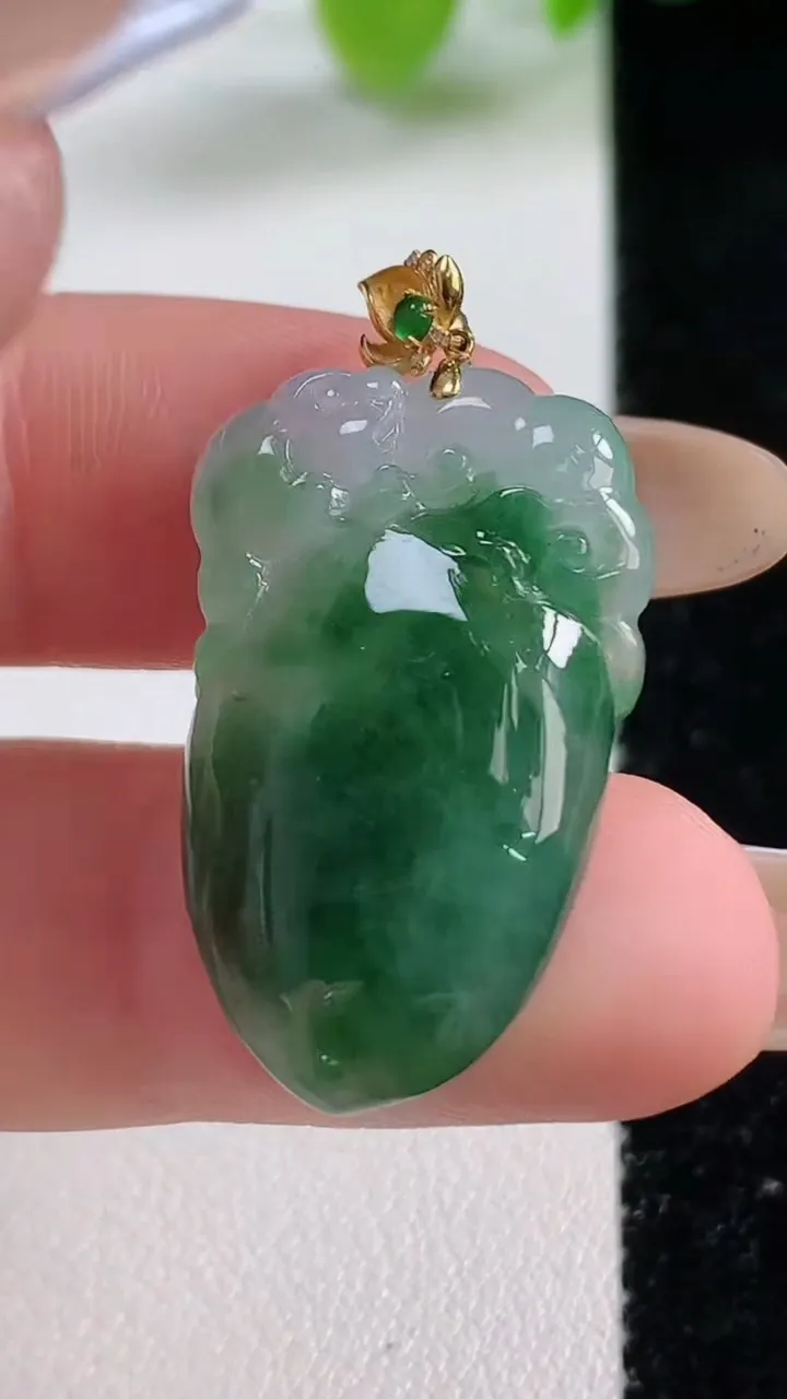 天然A货翡翠福瓜吊坠，尺寸28-17.6-4.9，重量:5.16g
11月11日