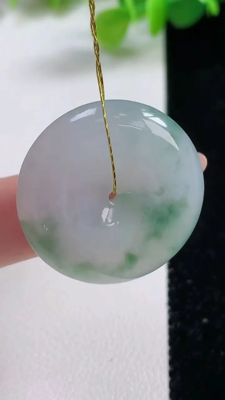 天然A货翡翠冰种飘花平安扣吊坠，尺寸28-6，重量:10.00g
11月11日