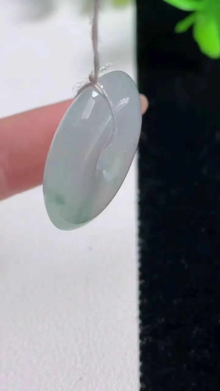 天然A货翡翠冰种飘花平安扣吊坠，尺寸24.3-5.8，重量:7.20g
11月11日