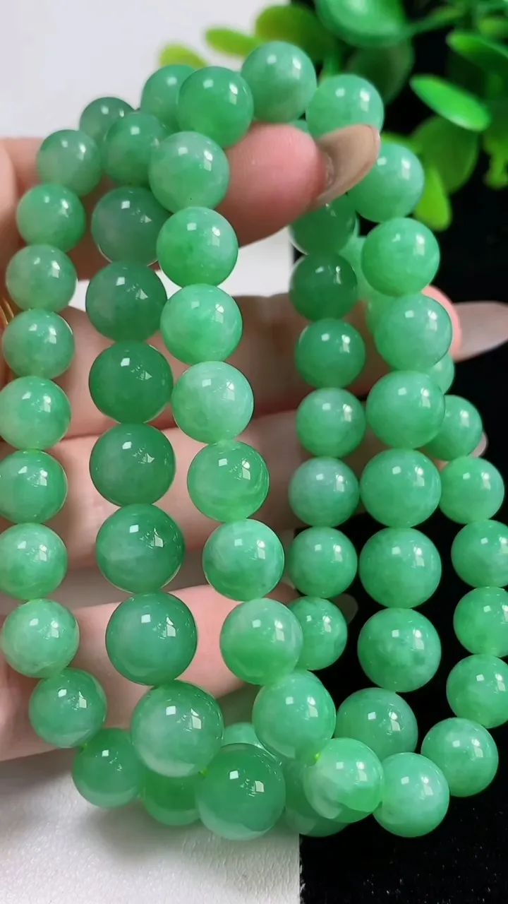 天然A货翡翠圆珠项链67颗，尺寸7，重量:65.24g11月11日
工厂直销收藏佳品,种好水足，色泽均匀，有种有色，上手高大气！