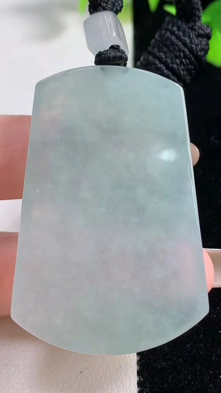 天然A货翡翠仿古无事牌吊坠，尺寸51-34.8-5.7，重量:30.06g
11月11日