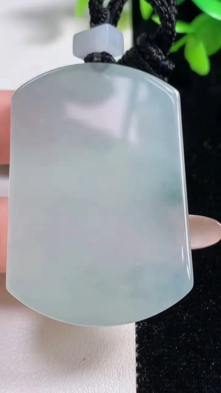 天然A货翡翠冰种飘花无事牌吊坠，尺寸52.2-35.8-6.3，重量:37.09g
11月11日