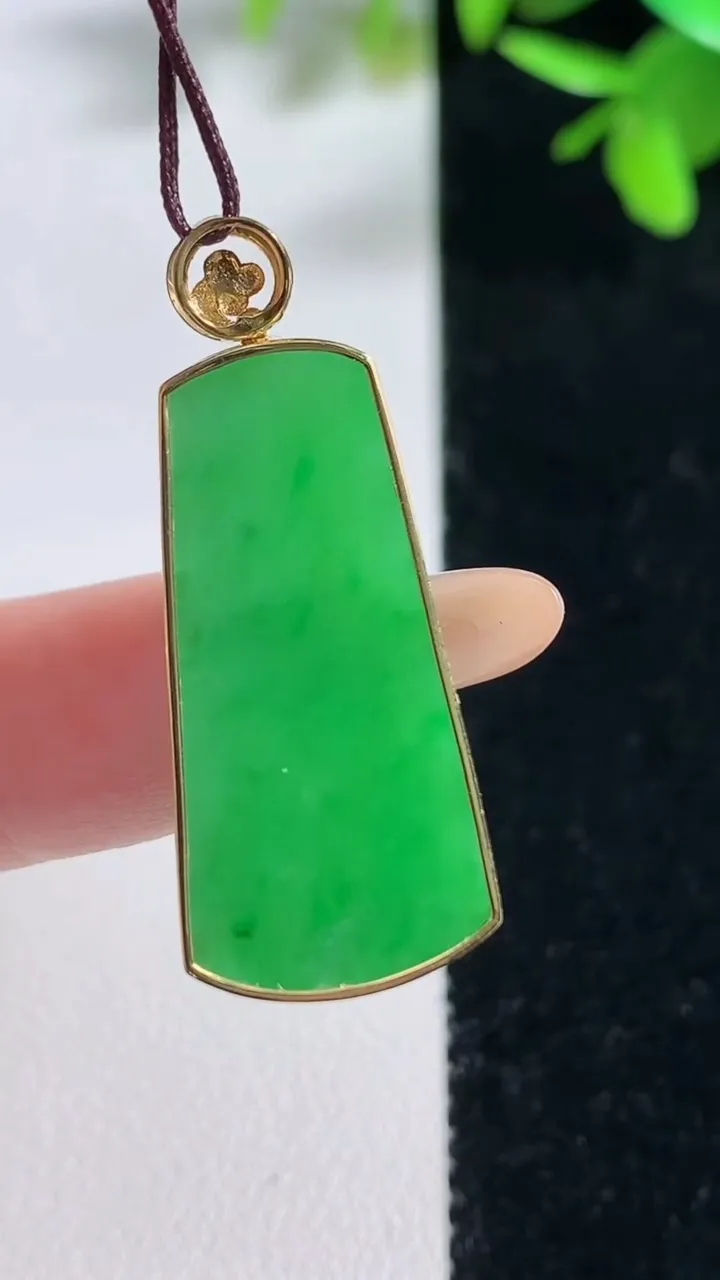 天然A货翡翠无事牌吊坠，尺寸29-14.2-3.2，重量:3.68g
11月11日