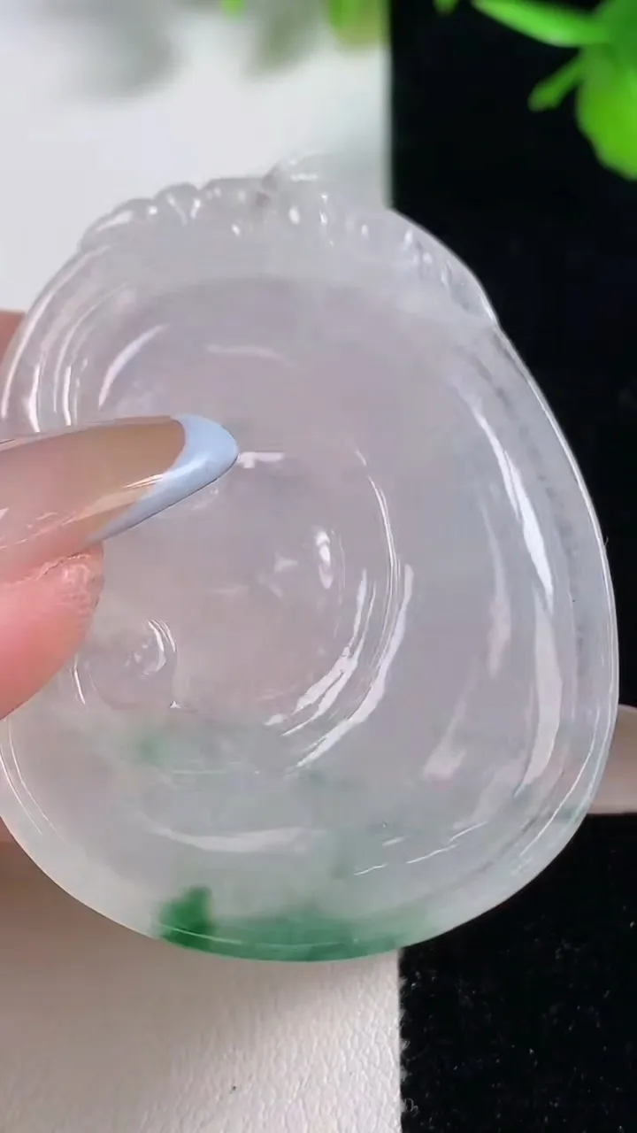 天然A货翡翠冰种飘花如意吊坠，尺寸50-37-6，重量:22.50g
11月11日