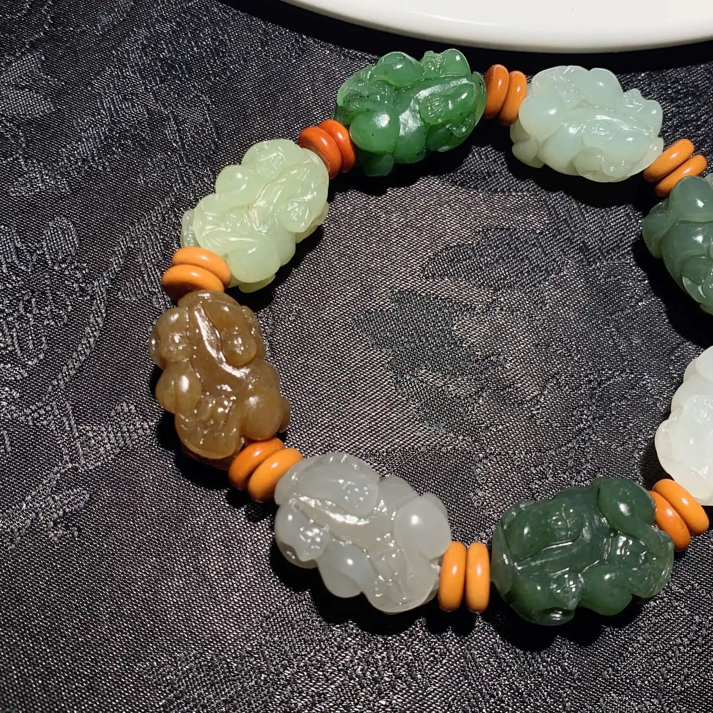 和田玉多宝招财进宝貔貅手串。单颗尺寸24/16/15重58.5克。玉质细腻油润。手推出油。佩戴高端典雅。lt251110