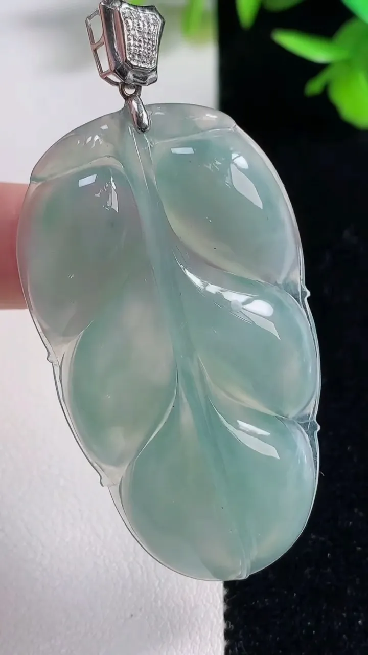 天然A货翡翠金枝玉叶 叶子吊坠，尺寸51.8-29-5.7，重量:15.34g
11月11日