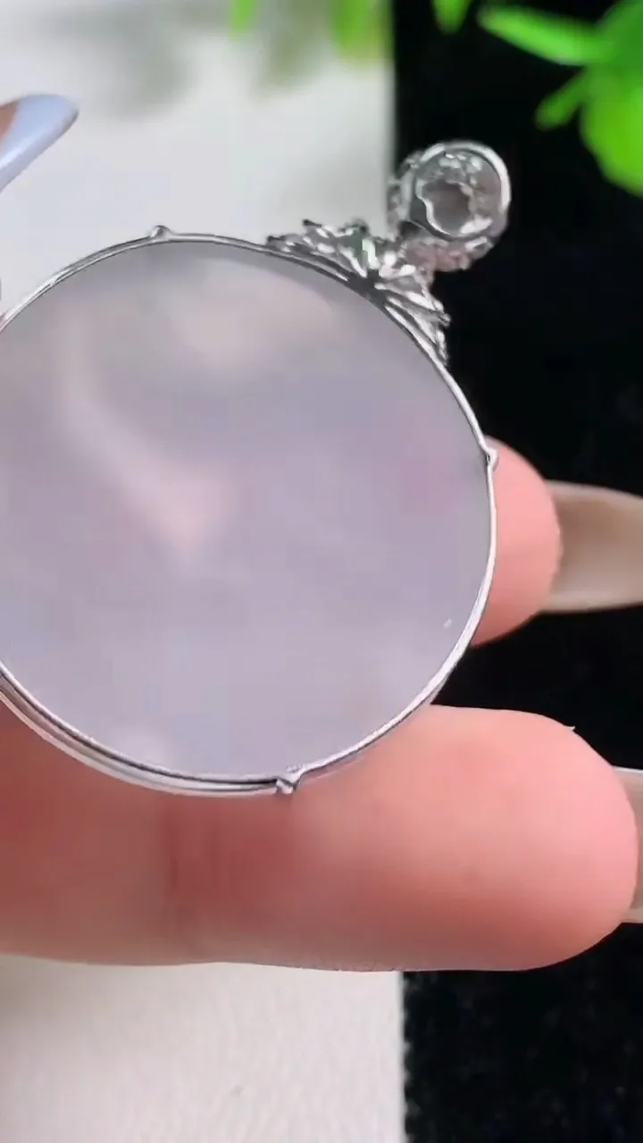 天然A货翡翠种白冰无事牌吊坠，尺寸29.6-5.7，重量:12.77g
11月11日