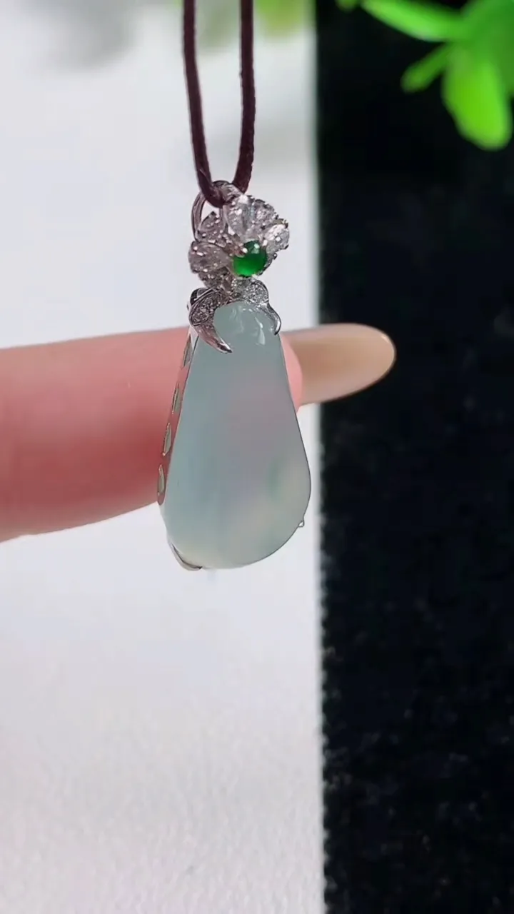 天然A货翡翠福瓜吊坠，尺寸28.6-20.5-10.6-6，重量:2.92g
11月11日