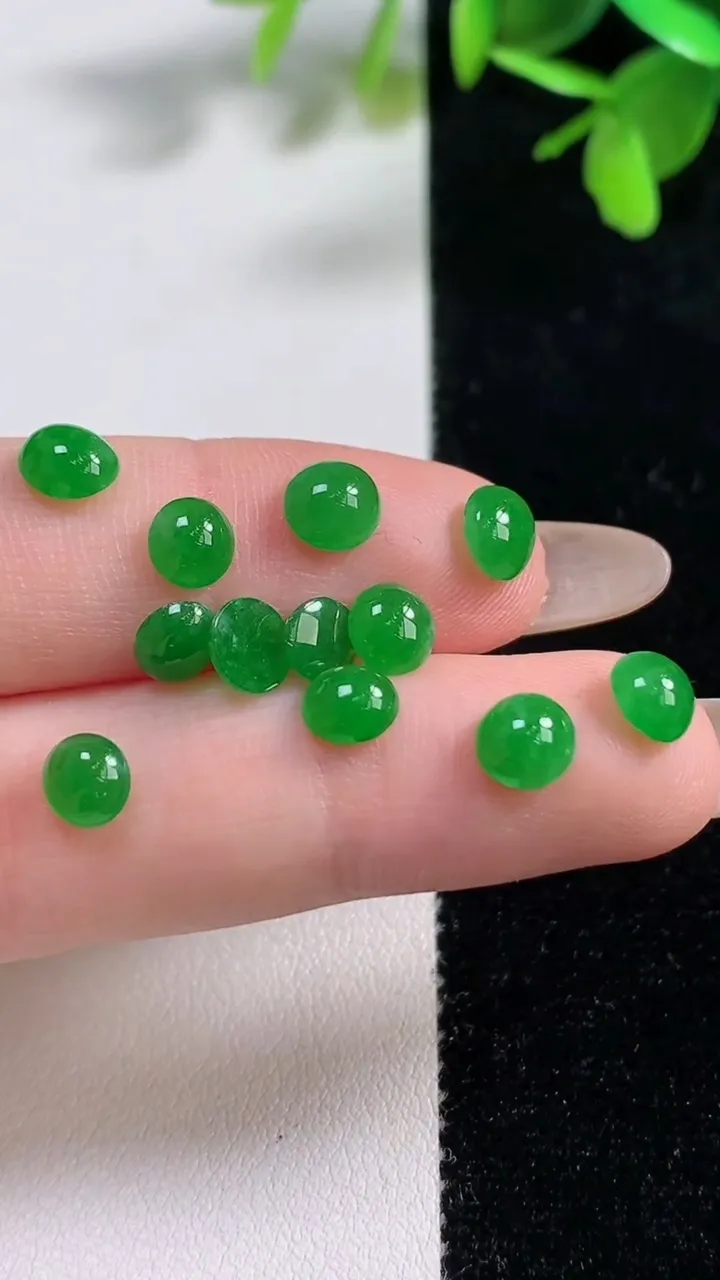 天然A货翡翠蛋面镶嵌件一手，尺寸5.9-4.3-2.6，重量:3.00g
11月11日