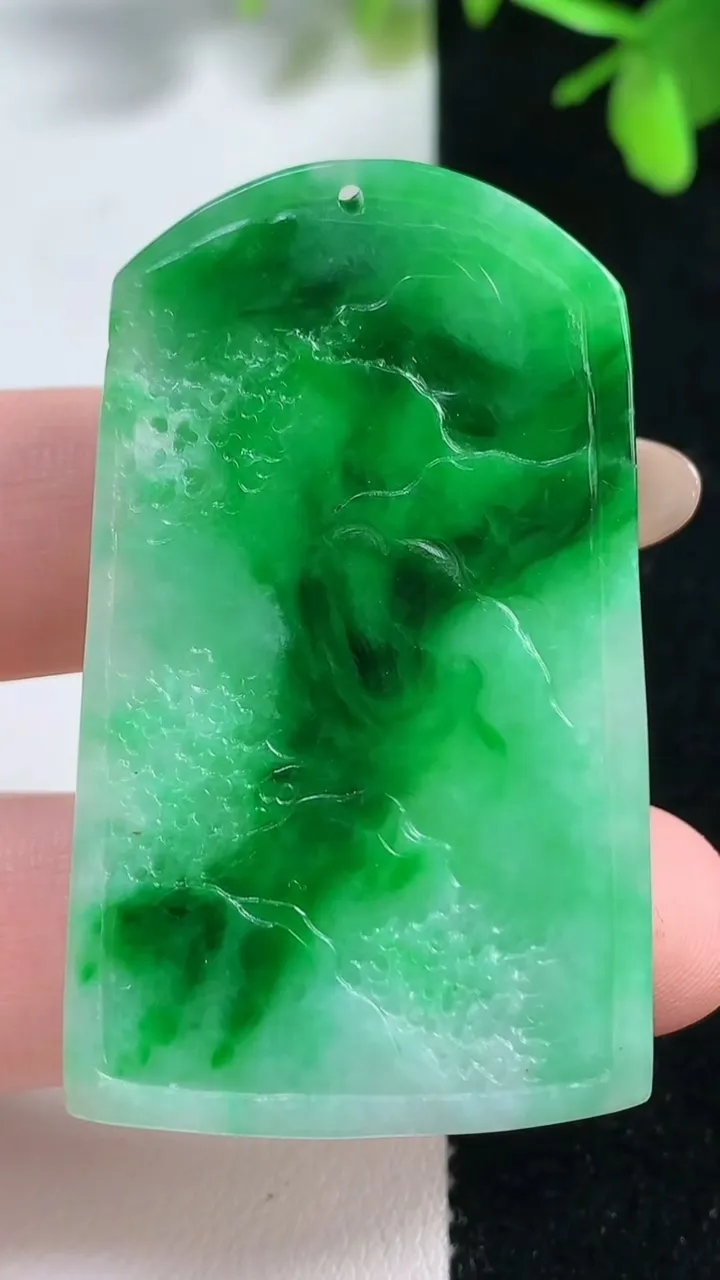 天然A货翡翠山水牌吊坠，尺寸49.2-29.5-4.1，重量:14.48g
11月11日