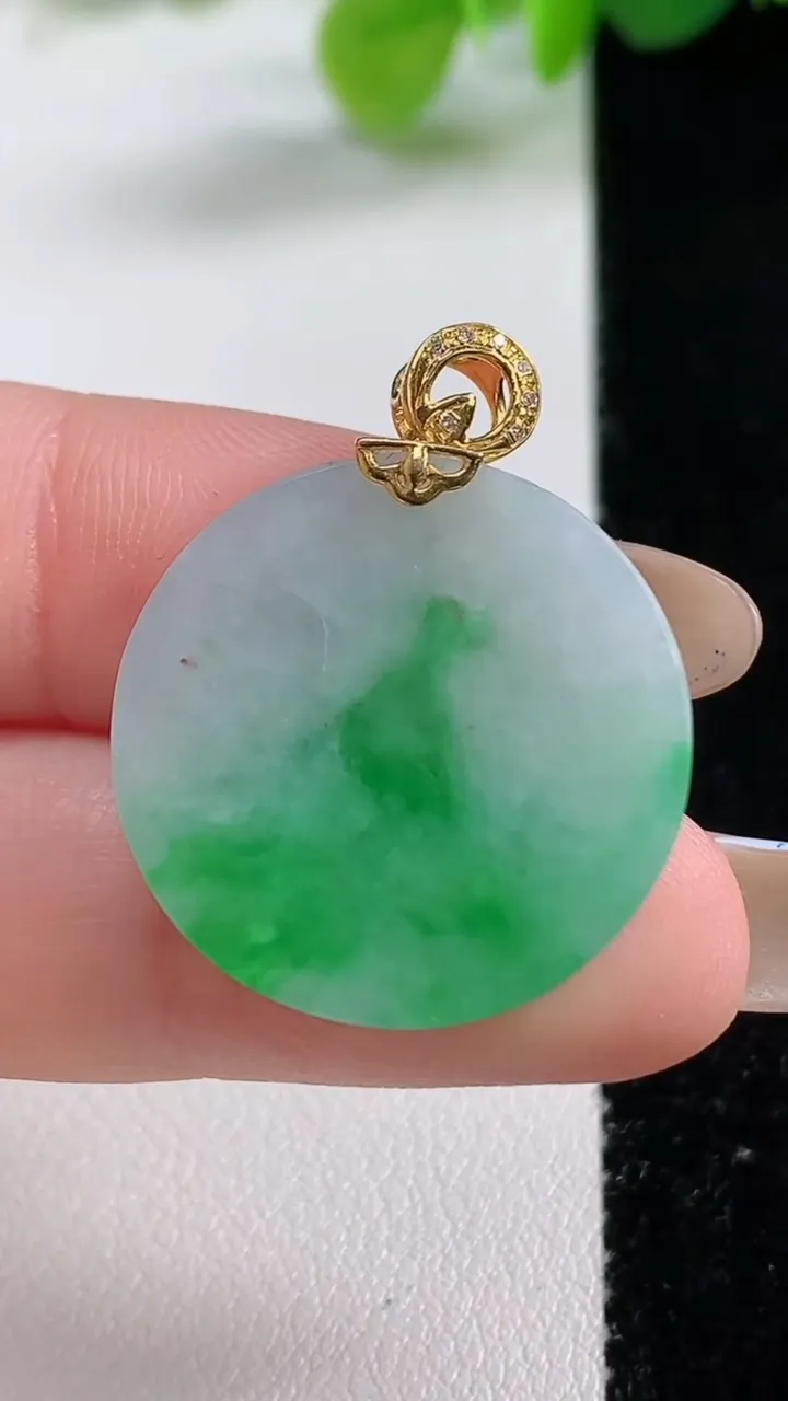 天然A货翡翠无事牌吊坠，尺寸23-5.2，重量:7.79g
11月11日