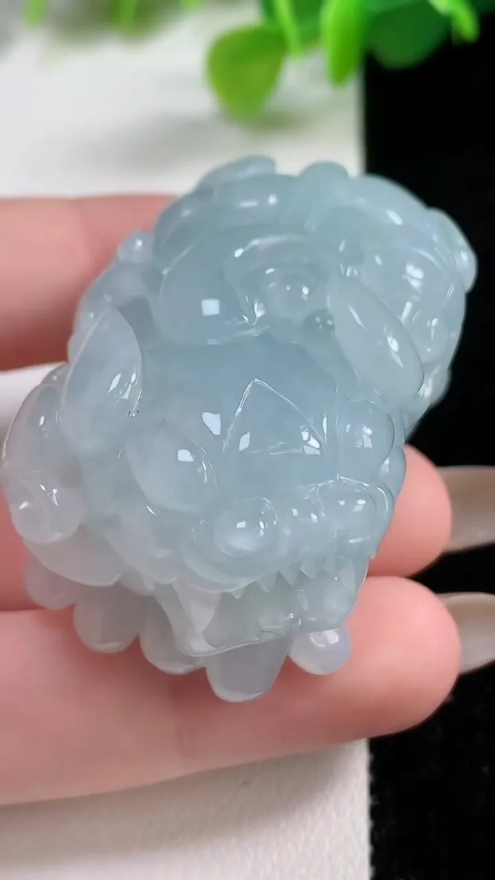 天然A货翡翠貔貅吊坠 手把件，尺寸49.4-28-26.4，重量:74.80g
11月11日