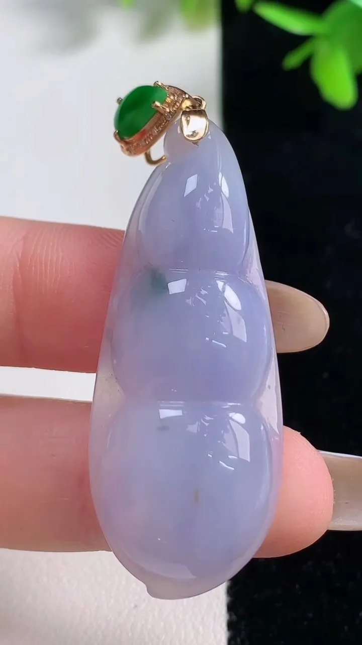 天然A货翡翠种紫罗兰 飘花福豆吊坠，尺寸45.2-18.3-7，重量:10.84g
11月11日