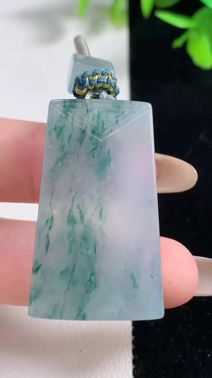 天然A货翡翠冰种飘花无事牌吊坠，尺寸38-22-6，重量:17.08g
11月11日