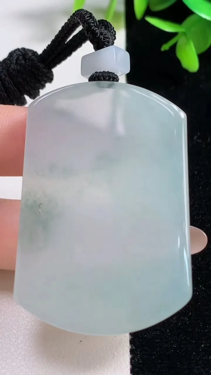 天然A货翡翠冰种飘花无事牌吊坠，尺寸52.2-35.8-6.3，重量:37.09g
11月11日