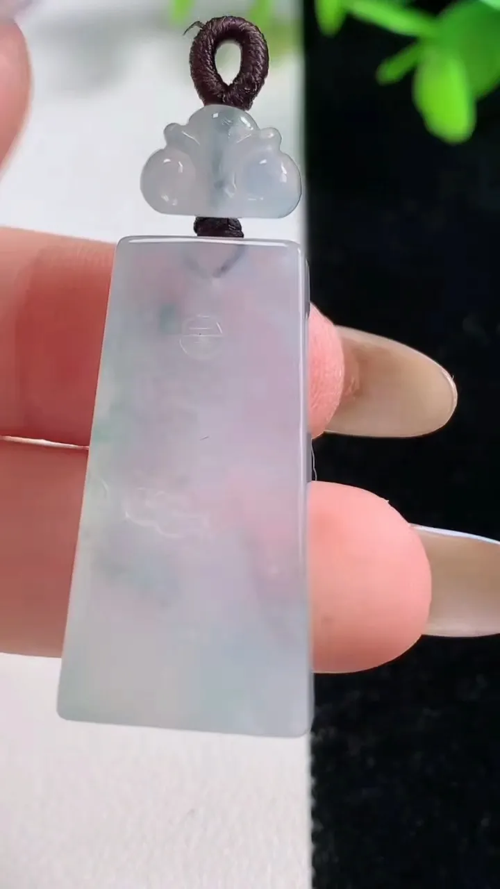 天然A货翡翠冰种飘花无事牌吊坠，尺寸32-16.2-6，重量:10.08g
11月11日