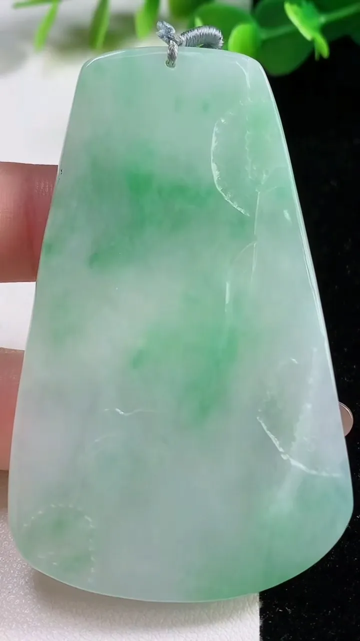 天然A货翡翠山水牌吊坠，尺寸69.3-42.8-5.2，重量:31.93g
11月11日