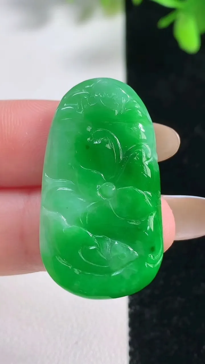 天然A货翡翠和和美美 荷叶鱼吊坠，尺寸35-19.4-4.5，重量:6.58g
11月11日