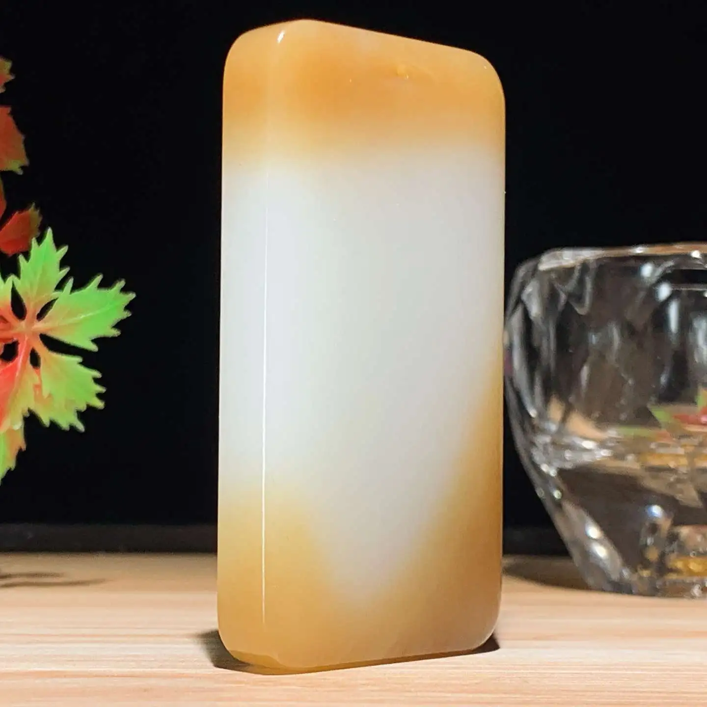 收藏级！新疆和田玉羊脂白且末糖平安无事牌挂件。 天地糖平安无事牌挂件。尺寸66/35/11重68克。玉质细腻油润。手推出油。佩戴高端典雅。lt251110