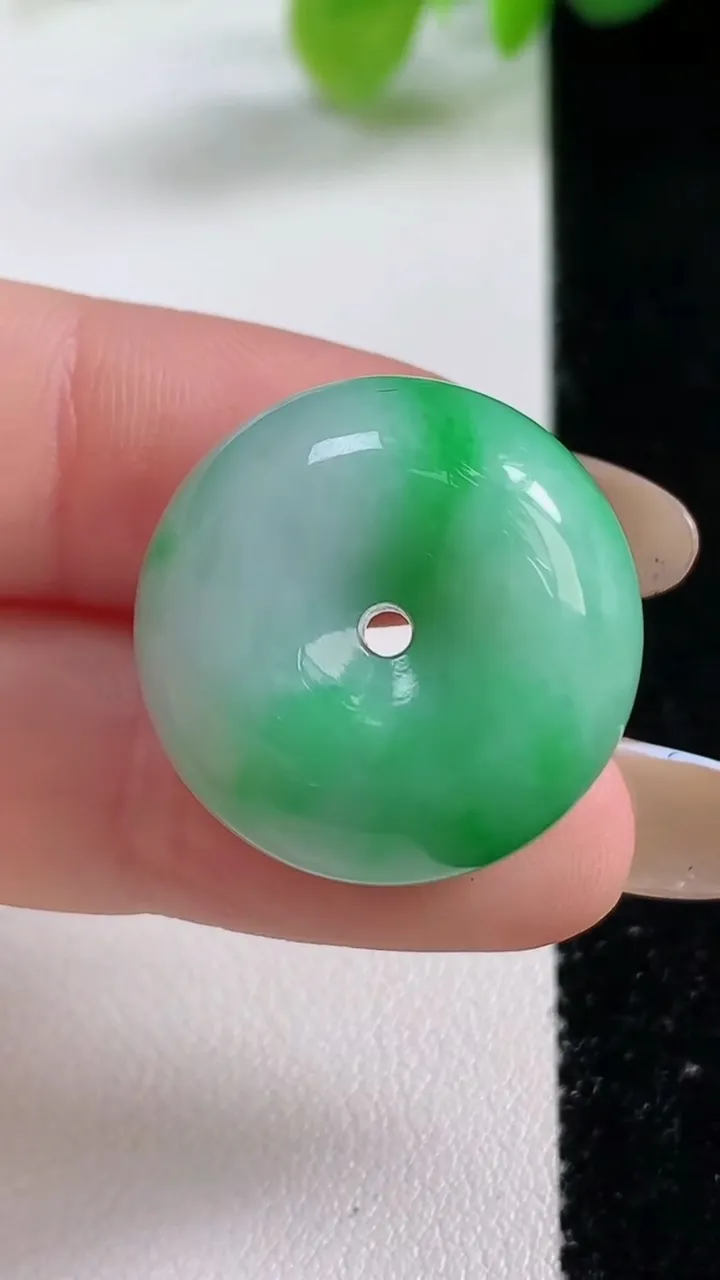 天然A货翡翠平安扣吊坠，尺寸23-12，重量:13.10g
11月11日