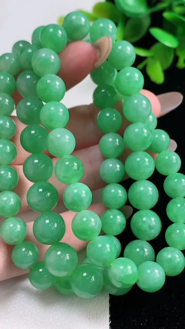 天然A货翡翠圆珠项链67颗，尺寸7，重量:65.24g11月11日
工厂直销收藏佳品,种好水足，色泽均匀，有种有色，上手高大气！