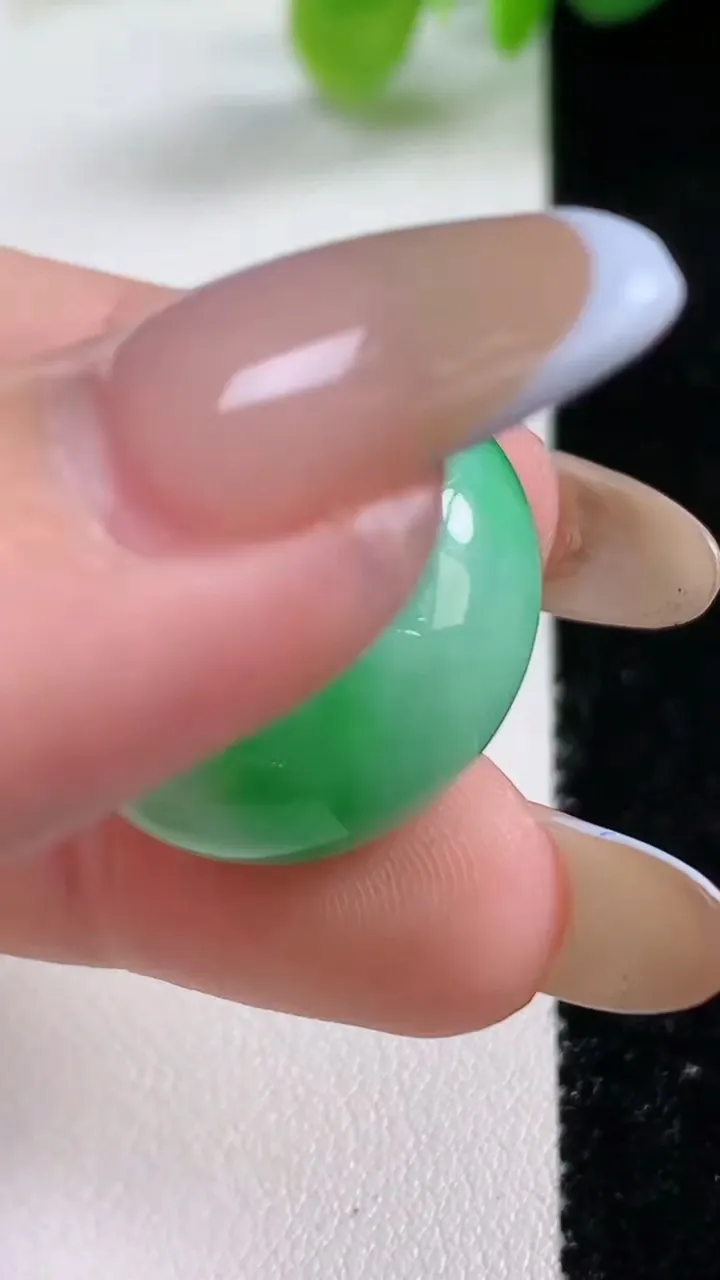 天然A货翡翠平安扣吊坠，尺寸23-12，重量:13.10g
11月11日