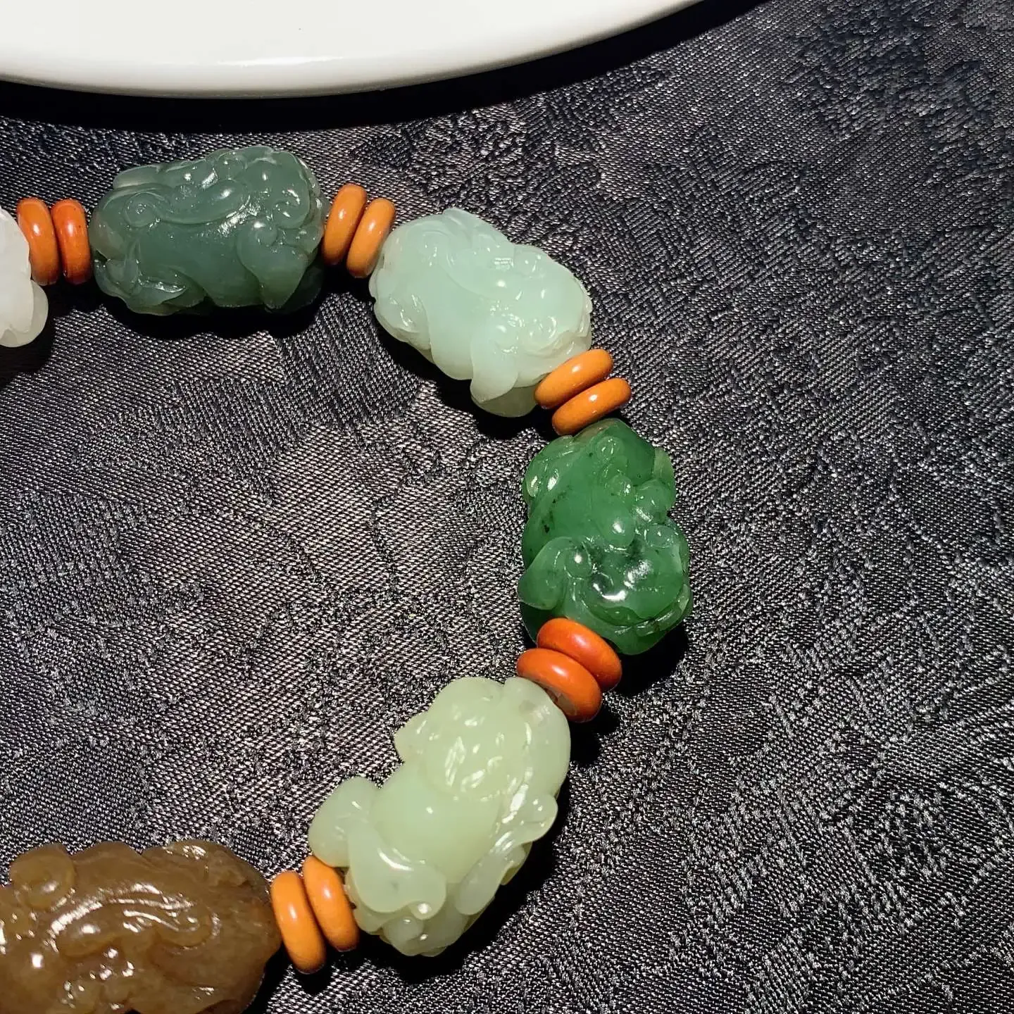 和田玉多宝招财进宝貔貅手串。单颗尺寸24/16/15重58.5克。玉质细腻油润。手推出油。佩戴高端典雅。lt251110